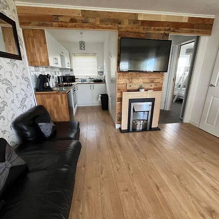 Signature, Scratby - Two Bed Chalet, Sleeps 7, Free Wi-Fi, Bed Linen And Towels Included, Pets Welcome And Onsite Entertainment Available 외부 사진
