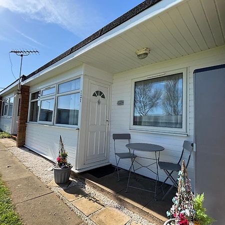 Signature, Scratby - Two Bed Chalet, Sleeps 7, Free Wi-Fi, Bed Linen And Towels Included, Pets Welcome And Onsite Entertainment Available 외부 사진