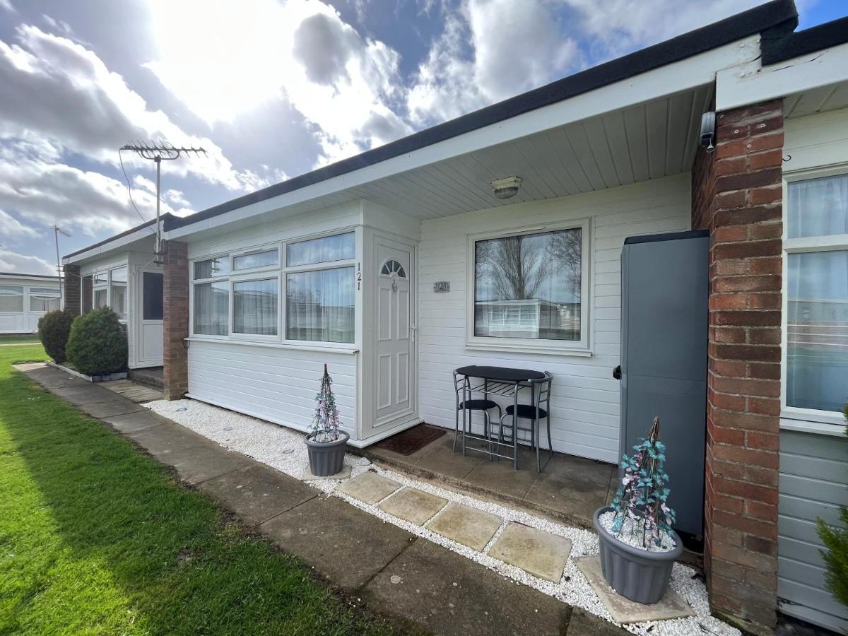 Signature, Scratby - Two Bed Chalet, Sleeps 7, Free Wi-Fi, Bed Linen And Towels Included, Pets Welcome And Onsite Entertainment Available 외부 사진
